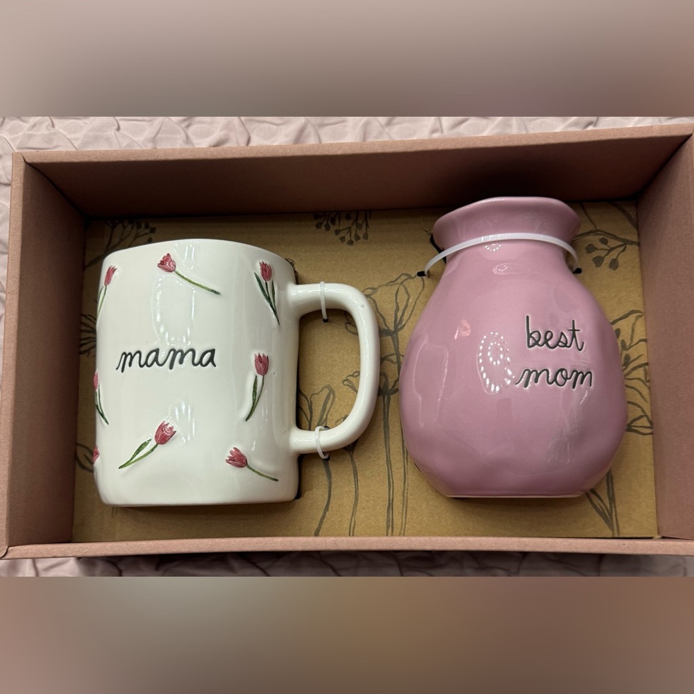 RAE DUNN MOTHERS DAY GIFT SET COFFEE MUG w/ 3D FLOWERS “Mama” & VASE “BEST MOM”